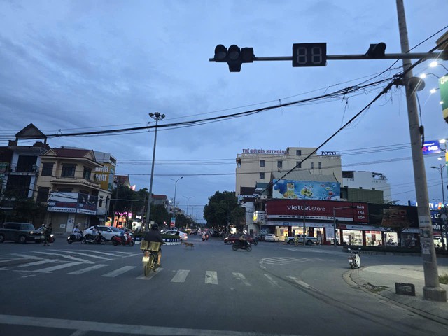 Đ&egrave;n t&iacute;n hiệu chập chờn khiến nguy cơ tai nạn tăng cao- Ảnh 3.