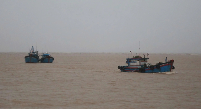 Quảng Trị: Huy động lực lượng, phương tiện tìm kiếm 9 thuyền viên mất tích - Ảnh 1.