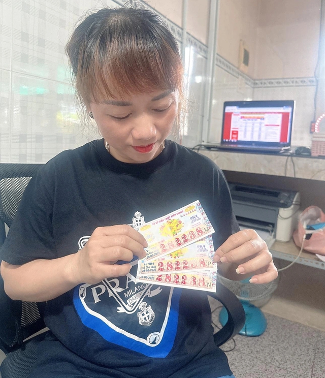Kh&aacute;ch mua 3 tờ khi đi ch&ugrave;a, bất ngờ tr&uacute;ng độc đắc xổ số miền Nam - Ảnh 2.