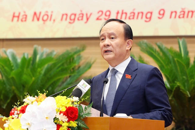 Chủ tịch Hà Nội: Ở vài việc, có cán bộ cảm thấy 'thành phố muốn ôm về' - Ảnh 1.