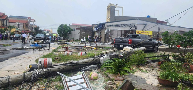 Lốc xoáy ập vào Hưng Yên, 2 người chết và ít nhất 8 người bị thương- Ảnh 1. Lốc xoáy ập vào Hưng Yên, 2 người chết và ít nhất 8 người bị thương- Ảnh 1.