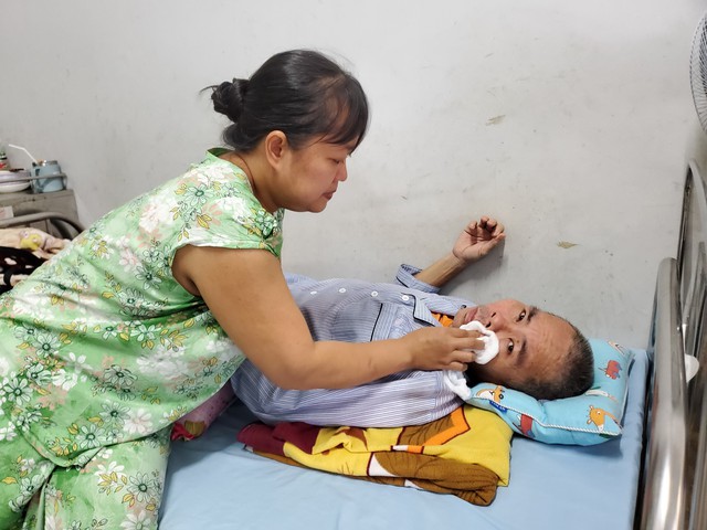 Gia cảnh xót xa của người phụ nữ có mẹ chồng và chồng bệnh liệt giường- Ảnh 1. Gia cảnh xót xa của người phụ nữ có mẹ chồng và chồng bệnh liệt giường- Ảnh 1.