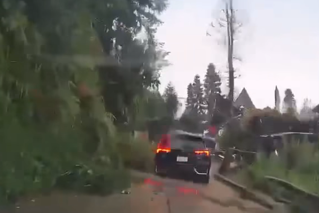 Lào Cai: Sạt lở cuốn trôi 3 người trên ô tô xuống vực sâu 20 m - Ảnh 1.