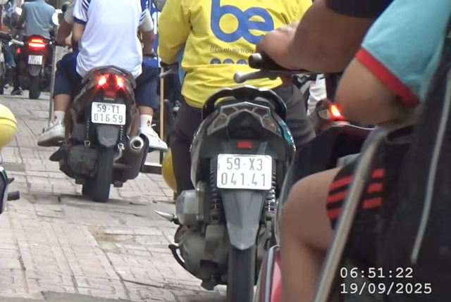 Cả trăm xe m&aacute;y đi tr&ecirc;n vỉa h&egrave; đường Hồ Văn Hu&ecirc;... c&ugrave;ng nhau 'd&iacute;nh' phạt nguội- Ảnh 2.