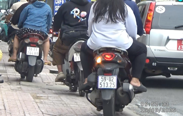 Cả trăm xe m&aacute;y đi tr&ecirc;n vỉa h&egrave; đường Hồ Văn Hu&ecirc;... c&ugrave;ng nhau 'd&iacute;nh' phạt nguội- Ảnh 3.