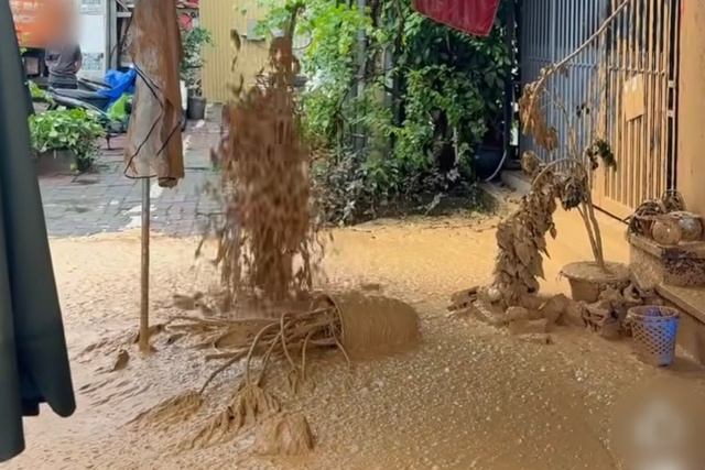 Dự án metro Nhổn - ga Hà Nội lại gây sự cố 'suối bùn' phun trào- Ảnh 1. Dự án metro Nhổn - ga Hà Nội lại gây sự cố 'suối bùn' phun trào- Ảnh 1.