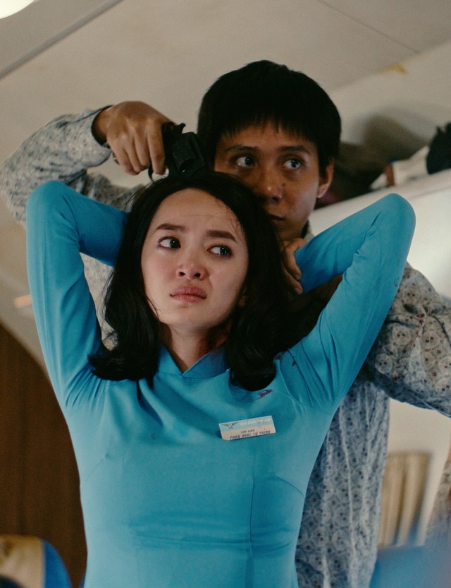 'Tử chiến tr&ecirc;n kh&ocirc;ng' vẫn dẫn đầu, 'Mưa đỏ' ch&iacute;nh thức rời rạp - Ảnh 1.