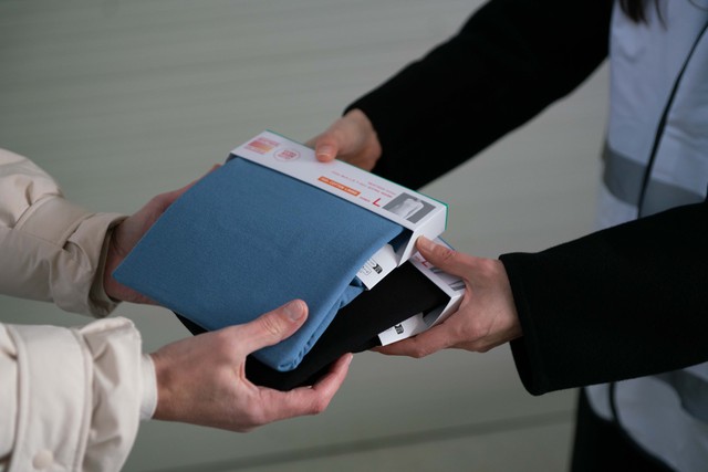 UNIQLO trao tặng hơn 1 triệu trang phục giữ nhiệt cho trẻ em, người nghèo - Ảnh 1.