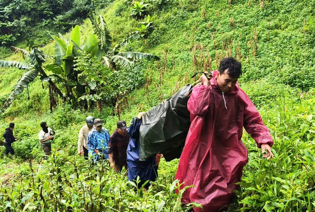Đà Nẵng: Băng rừng 5 km, vượt hiểm nguy đưa bệnh nhân người Lào về nhà- Ảnh 1. Đà Nẵng: Băng rừng 5 km, vượt hiểm nguy đưa bệnh nhân người Lào về nhà- Ảnh 1.