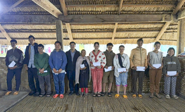 Quảng Ngãi: Kiểm tra vết nứt dài 200 m xuất hiện trên đồi trồng mì - Ảnh 4.