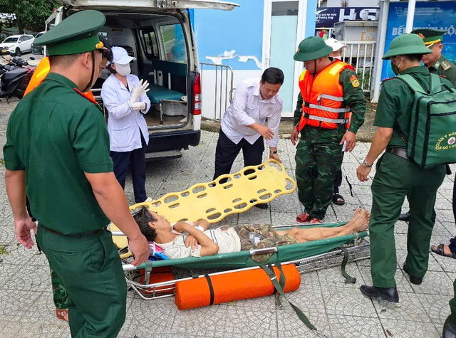 Vượt sóng lớn đưa 3 người dân ở đặc khu Cù Lao Chàm vào bờ cấp cứu - Ảnh 2.