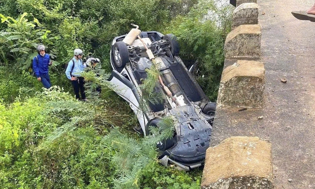 Ô tô rơi xuống cầu sông Rin ở Quảng Ngãi , tài xế may mắn thoát nạn - Ảnh 1. Ô tô rơi xuống cầu sông Rin ở Quảng Ngãi , tài xế may mắn thoát nạn - Ảnh 1.