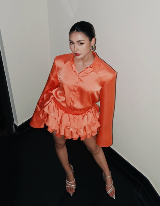 Bí quyết diện đồ lụa chuẩn sang, 'ăn gian' vóc dáng- Ảnh 1. Bí quyết diện đồ lụa chuẩn sang, 'ăn gian' vóc dáng- Ảnh 1.