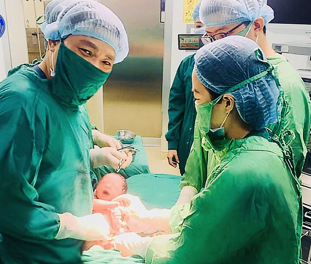Bé gái chào đời khỏe mạnh từ phôi trữ đông sau 11 năm - Ảnh 1.