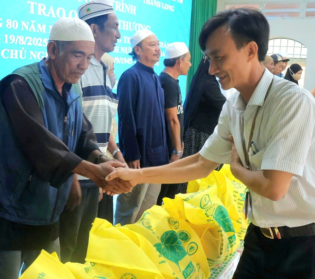 Trao 200 phần quà yêu thương tại Củ Chi nhân dịp Quốc khánh 2.9 - Ảnh 1.