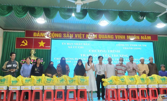 Trao 200 phần quà yêu thương tại Củ Chi nhân dịp Quốc khánh 2.9 - Ảnh 2.