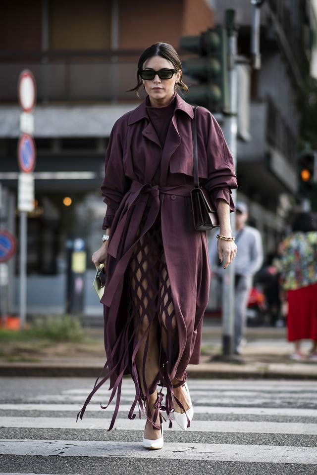 Những bộ trang phục mùa thu nên thử với giày cao gót trắng- Ảnh 6.