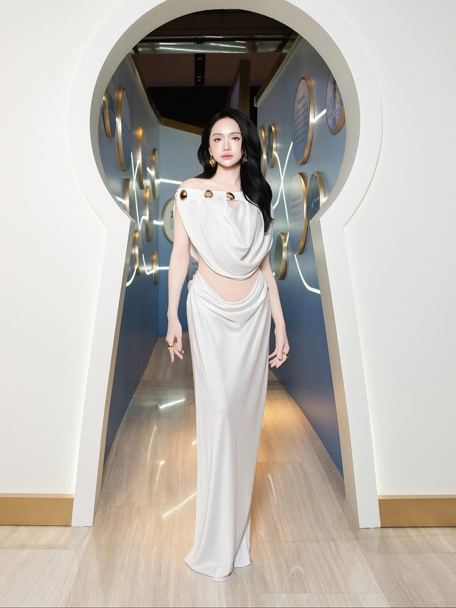 Bí quyết diện đồ lụa chuẩn sang, 'ăn gian' vóc dáng- Ảnh 7. Bí quyết diện đồ lụa chuẩn sang, 'ăn gian' vóc dáng- Ảnh 7.