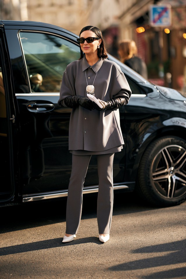 Những bộ trang phục mùa thu nên thử với giày cao gót trắng- Ảnh 5.