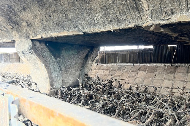 Nguy cơ mất an to&agrave;n khi tr&ocirc;ng giữ xe dưới gầm cầu: Cần h&agrave;nh động ngay - Ảnh 1.