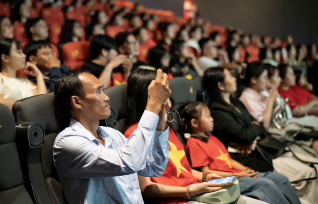 Gần 10.000 người xem diễu binh trong rạp chiếu phim- Ảnh 2. Gần 10.000 người xem diễu binh trong rạp chiếu phim- Ảnh 2.