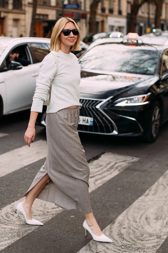 Những bộ trang phục mùa thu nên thử với giày cao gót trắng- Ảnh 1.