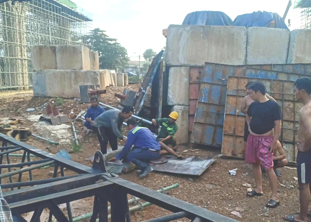 TP.HCM: Cần cẩu công trình Vành đai 3 sập, 2 công nhân thương vong - Ảnh 1.