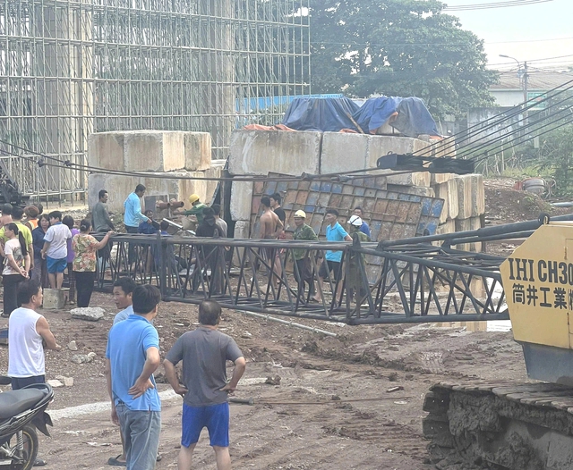 TP.HCM: Cần cẩu công trình Vành đai 3 sập, 2 công nhân thương vong - Ảnh 2.