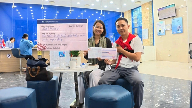 Vợ chồng đạp xe xuyên Việt đến ngân hàng sau ngày Quốc khánh làm điều đặc biệt - Ảnh 1.