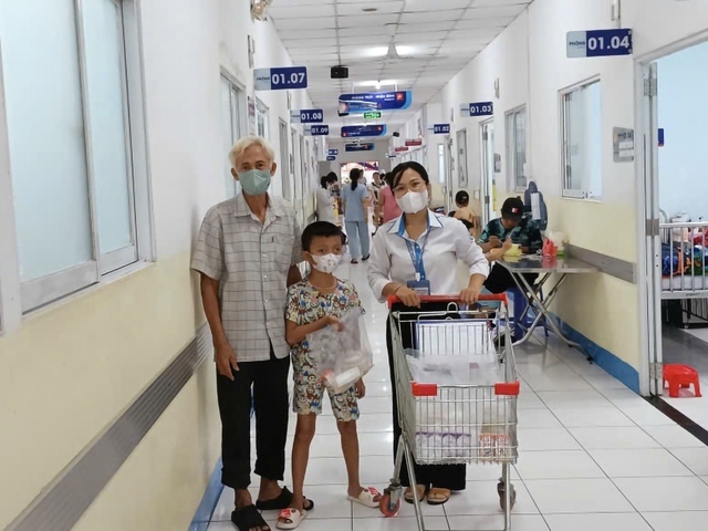 Bữa sáng yêu thương cho bệnh nhi nghèo tại bệnh viện Nhi đồng 1 - Ảnh 1. Bữa sáng yêu thương cho bệnh nhi nghèo tại bệnh viện Nhi đồng 1 - Ảnh 1.