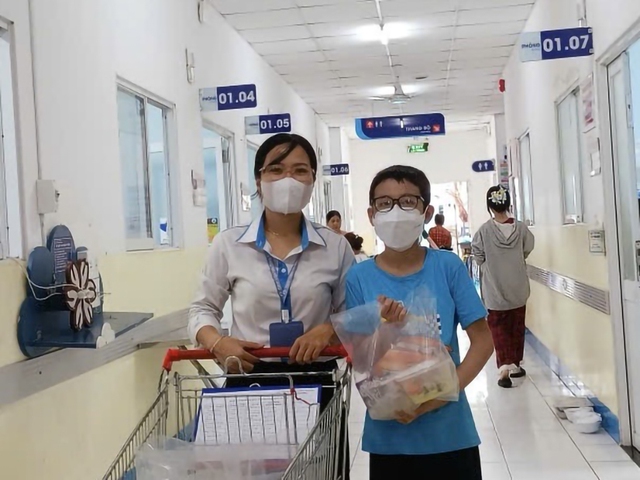 Bữa sáng yêu thương cho bệnh nhi nghèo tại bệnh viện Nhi đồng 1 - Ảnh 3. Bữa sáng yêu thương cho bệnh nhi nghèo tại bệnh viện Nhi đồng 1 - Ảnh 3.
