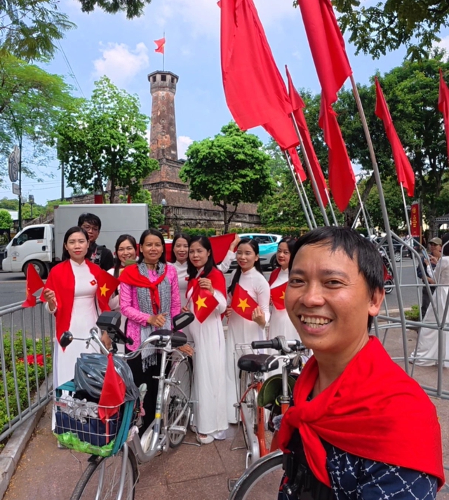 Vợ chồng đạp xe xuyên Việt đến ngân hàng sau ngày Quốc khánh làm điều đặc biệt - Ảnh 2.