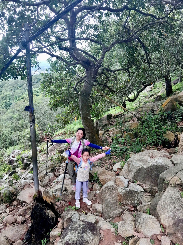 M&ugrave;a h&egrave; 'c&oacute; 1 kh&ocirc;ng 2' của em b&eacute; 6 tuổi chinh phục đỉnh n&uacute;i B&agrave; Đen

- Ảnh 4.