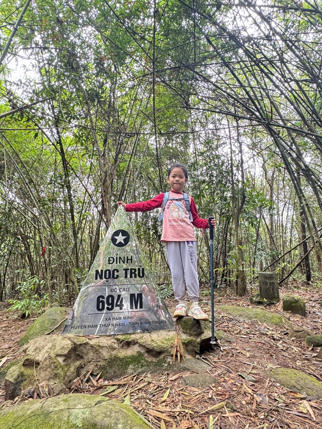 M&ugrave;a h&egrave; 'c&oacute; 1 kh&ocirc;ng 2' của em b&eacute; 6 tuổi chinh phục đỉnh n&uacute;i B&agrave; Đen

- Ảnh 2.