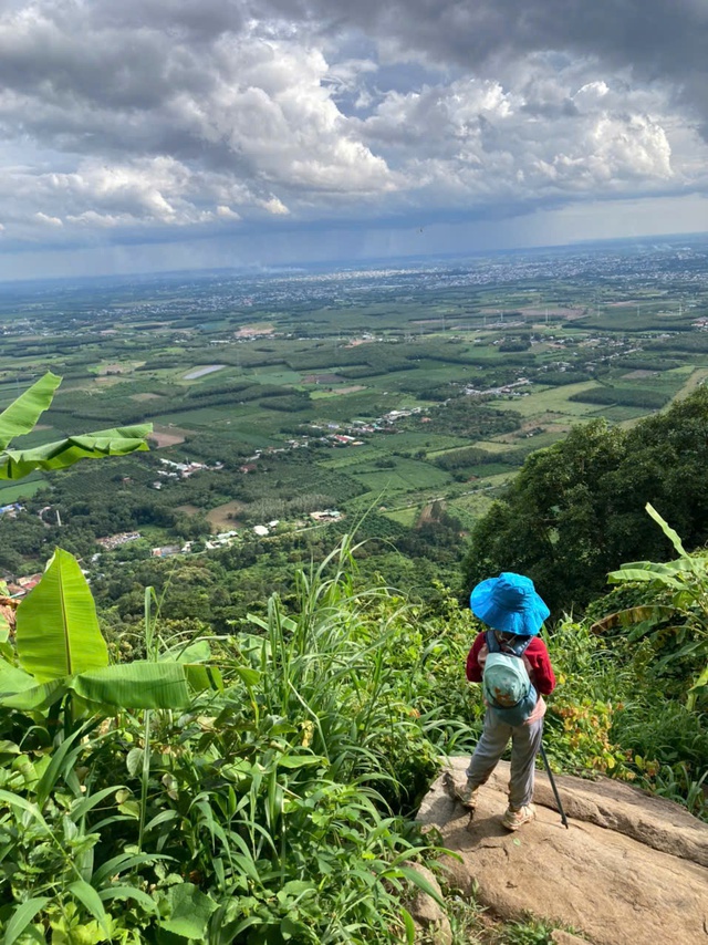 M&ugrave;a h&egrave; 'c&oacute; 1 kh&ocirc;ng 2' của em b&eacute; 6 tuổi chinh phục đỉnh n&uacute;i B&agrave; Đen

- Ảnh 3.