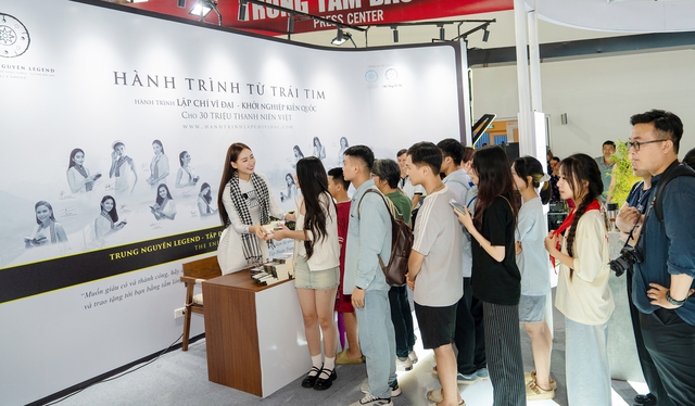 Các người đẹp tỏa sáng cùng Trung Nguyên Legend tại triển lãm A80- Ảnh 2. Các người đẹp tỏa sáng cùng Trung Nguyên Legend tại triển lãm A80- Ảnh 2.