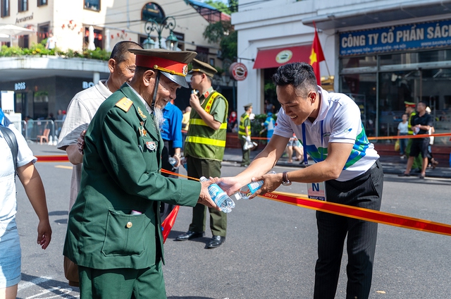 Những khoảnh khắc đẹp tại các trạm sức khỏe Pharmacity đồng hành cùng A80 - Ảnh 8.