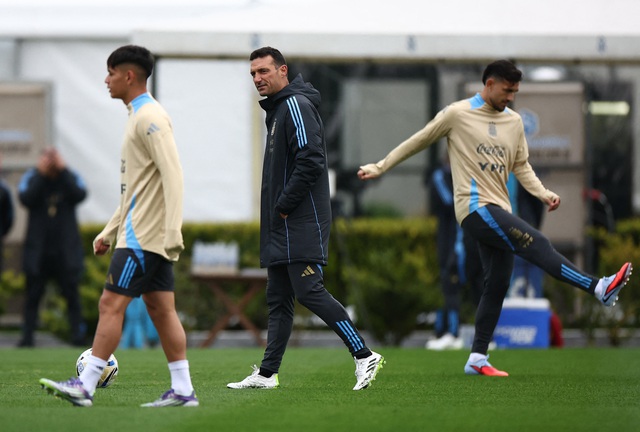Messi chỉ thi đấu 1 trận tại Argentina, HLV Scaloni có quyết định bất ngờ- Ảnh 2. Messi chỉ thi đấu 1 trận tại Argentina, HLV Scaloni có quyết định bất ngờ- Ảnh 2.
