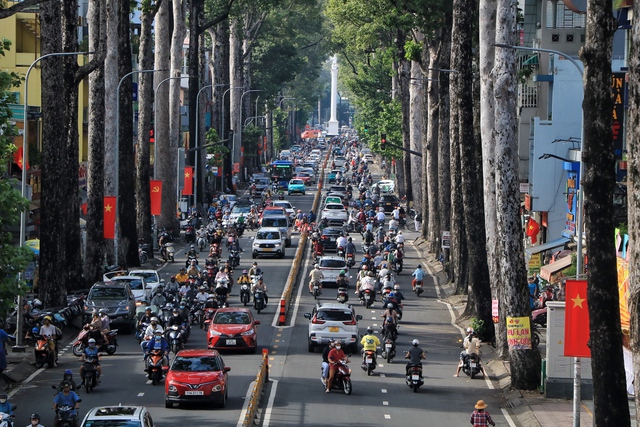 Thời tiết TP.HCM hôm nay tiếp tục mưa lớn từ trưa, cảnh báo ngập nước - Ảnh 2.