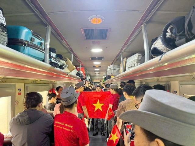 Hào khí trên chuyến tàu SE3 nhân dịp Quốc khánh 80 năm độc lập của dân tộc - Ảnh 2. Hào khí trên chuyến tàu SE3 nhân dịp Quốc khánh 80 năm độc lập của dân tộc - Ảnh 2.