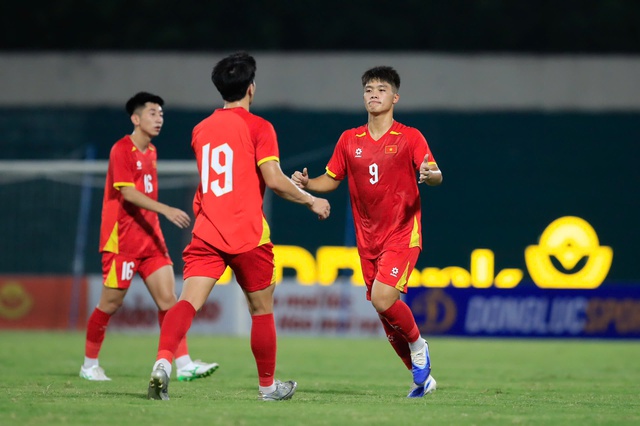 Người hùng ghi bàn mở tỷ số rời sân ở hiệp 2. ẢNH: MINH TÚ Người hùng ghi bàn mở tỷ số rời sân ở hiệp 2. ẢNH: MINH TÚ
