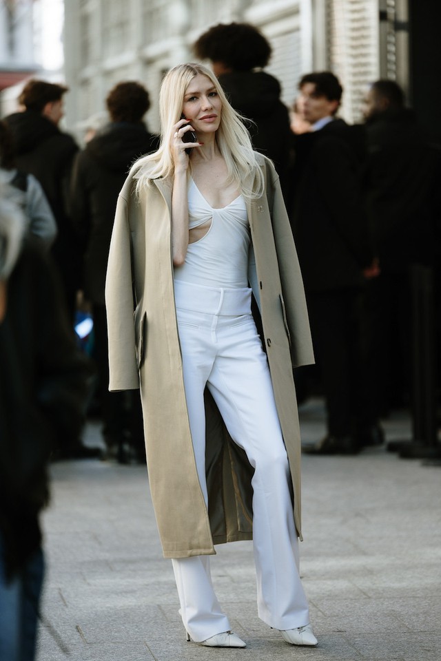 Những bộ trang phục mùa thu nên thử với giày cao gót trắng- Ảnh 8.