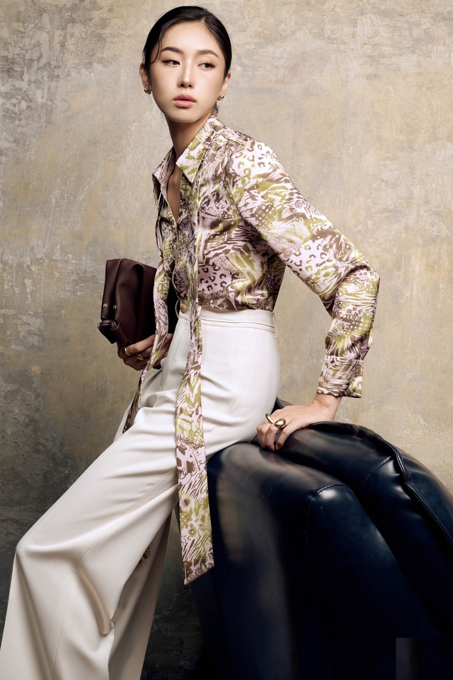 Sơ mi trơn, sơ mi họa tiết là điểm nhấn khó quên cho phong cách thanh lịch- Ảnh 2. Sơ mi trơn, sơ mi họa tiết là điểm nhấn khó quên cho phong cách thanh lịch- Ảnh 2.