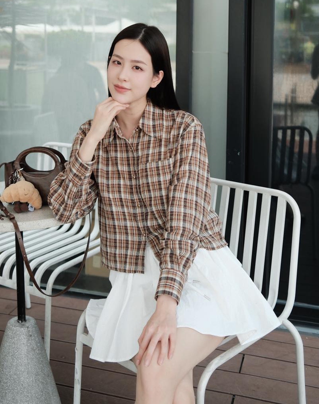 Sơ mi trơn, sơ mi họa tiết là điểm nhấn khó quên cho phong cách thanh lịch- Ảnh 5. Sơ mi trơn, sơ mi họa tiết là điểm nhấn khó quên cho phong cách thanh lịch- Ảnh 5.