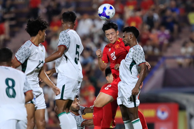 U.23 Bangladesh nỗ lực tìm kiếm bàn gỡ ở thời gian còn lại của hiệp 1 nhưng bất thành. ẢNH: MINH TÚ U.23 Bangladesh nỗ lực tìm kiếm bàn gỡ ở thời gian còn lại của hiệp 1 nhưng bất thành. ẢNH: MINH TÚ