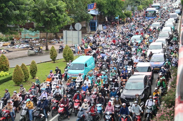 Ùn ứ cửa ngõ TP.HCM sau kỳ nghỉ lễ- Ảnh 5.