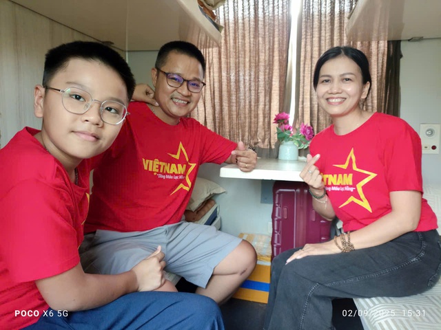 Hào khí trên chuyến tàu SE3 nhân dịp Quốc khánh 80 năm độc lập của dân tộc - Ảnh 4. Hào khí trên chuyến tàu SE3 nhân dịp Quốc khánh 80 năm độc lập của dân tộc - Ảnh 4.