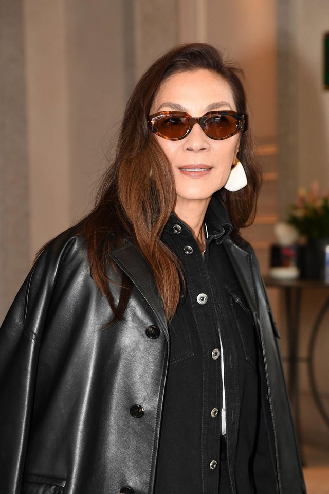 Dương Tử Quỳnh mang gi&agrave;y cao g&oacute;t khủng đi xem thời trang - Ảnh 2.