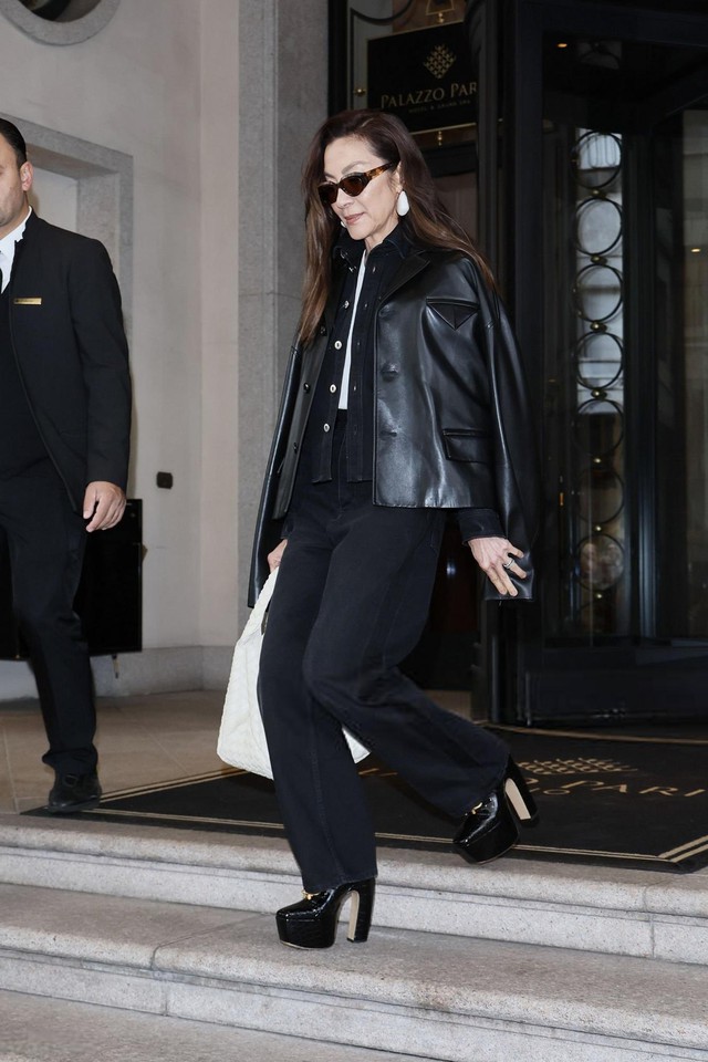 Dương Tử Quỳnh mang gi&agrave;y cao g&oacute;t khủng đi xem thời trang - Ảnh 3.