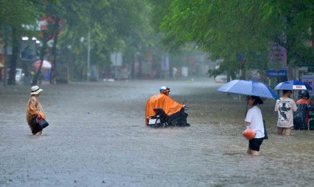 Gồng mình khắc phục hậu quả mưa lũ - Ảnh 2.